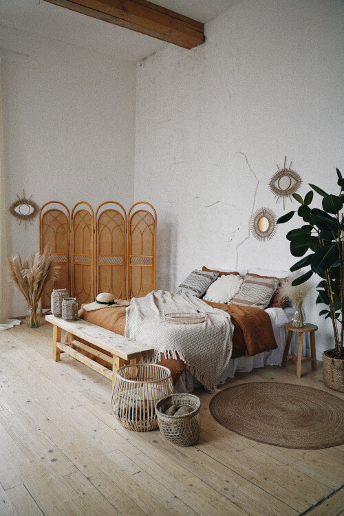 zdjęcie pokazujące sypialnię urządzoną w stylu boho